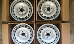 Cztery nowe felgi stalowe do Nissan Primastar, zapakowane w kartony, gotowe do montażu.