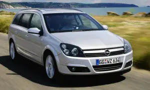 Srebrne kombi Astra H 1.7 CDTI jedzie wzdłuż malowniczego wybrzeża.