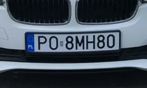 Biała BMW z tablicą rejestracyjną PO 8MH80. KSU rejestracja zakończona sukcesem.