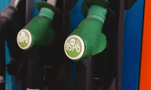 Dwa zielone pistolety dystrybutorów paliwa. Na jednym widnieje napis "98 Pb", na drugim "95 Pb E5". Określają one liczbę oktanową.