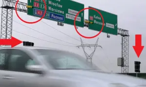 Kamery do odcinkowego pomiaru prędkości S8 nad drogą. Zielone tablice kierują do Krakowa, Wrocławia, Warszawy i Poznania.