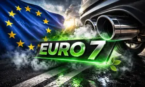 Flaga UE i dym z rury wydechowej symbolizują nowe, bardziej ekologiczne normy emisji spalin. Norma euro 7 nadchodzi!