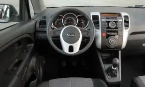 Wnętrze Kia Venga 1.4 benzyna: kierownica z logo Kia, deska rozdzielcza z radiem i nawiewami, dźwignia zmiany biegów.