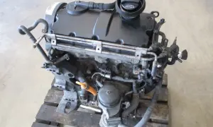 Silnik diesla VAG 1.9 TDI na drewnianej palecie.