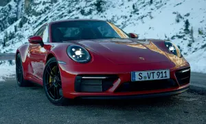 Czerwone Porsche GTS 911 na tle ośnieżonych gór.