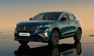 Elegancki, ciemnozielony Renault Austral na tle zachodzącego słońca. Sprawdź atrakcyjną renault austral cena.