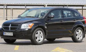 Czarny Dodge Caliber na parkingu. Wiele osób szuka dodge caliber opinie przed zakupem.