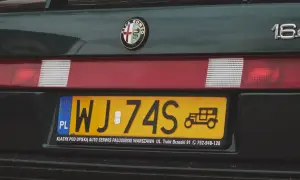 Zielona Alfa Romeo 164 z tablicą rejestracyjną WJ-74S. Klasyk pod opieką.