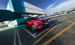 Czerwony SUV SEAT Arona, jeden z najnowszych seat modele, zaparkowany przy nowoczesnym budynku z niebieskimi akcentami.