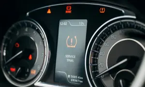 Kontrolka ciśnienia opon TPMS na desce rozdzielczej samochodu.