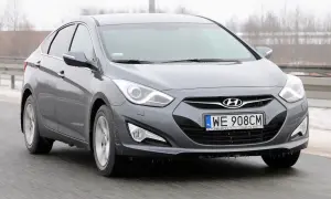 Szary Hyundai i40 na drodze. Kierowca zadowolony z jazdy, potwierdzają to pozytywne hyundai i40 opinie.