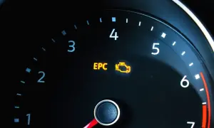 Na desce rozdzielczej świeci się kontrolka EPC, sygnalizując problem z silnikiem.