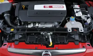 Silnik MultiAir Turbo w czerwonym Fiat Punto Grande.