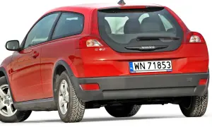 Czerwony volvo hatchback C30 z polskimi tablicami rejestracyjnymi WN 71853, widok od tyłu.