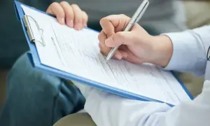 Osoba wypełnia formularz, który może być oświadczeniem o zagubieniu dowodu rejestracyjnego.