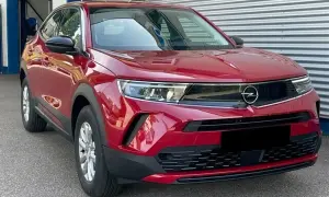 Czerwony Vauxhall Mokka lśni w słońcu, gotowy na miejskie przygody.