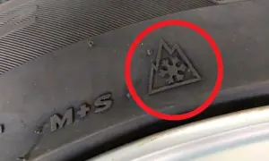 Opona z oznaczeniem 3pmsf, symbol płatka śniegu w górach, gotowa na zimowe warunki.