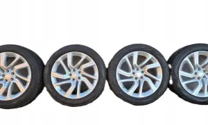 Cztery felgi aluminiowe do Range Rover Vogue z oponami Pirelli Scorpion Zero.