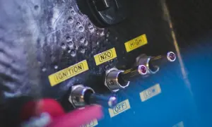 Przełączniki na desce rozdzielczej: "Ignition", "N2O" (podtlenek azotu), "High", "Low", "Off".