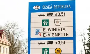 Znak informuje o opłatach drogowych w Czechach. E-winiety Czechy gdzie kupić? Sprawdź informacje na znaku.