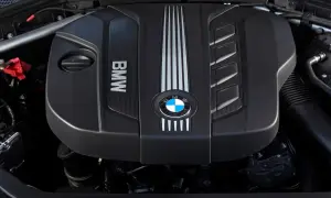 Silnik BMW n20 z logo marki.