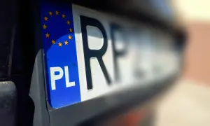 Zbliżenie na polską tablicę rejestracyjną z symbolem Unii Europejskiej. Litery "PL" i fragment kolejnych liter wskazują na zsl rejestracja.