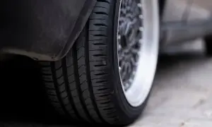Opona Firestone na stylowej feldze, gotowa na każdą drogę.