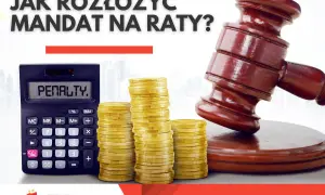 Młotek sędziowski, stos monet i kalkulator z napisem "PENALTY." sugerują, jak rozłożyć mandat na raty.