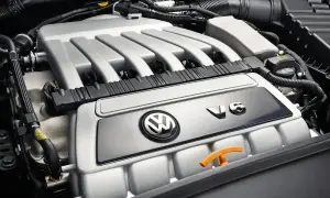 Silnik VR6 Volkswagena z widocznym logo i oznaczeniem V6.