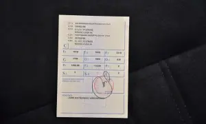 Dokument z danymi pojazdu i pieczęcią, wyglądający jak tymczasowy dowód rejestracyjny.