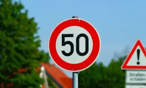 Znak ograniczenia prędkości do 50 km/h. Uważaj, przekroczenie prędkości o 50 km/h to mandat!