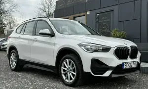 Białe BMW X1 przed salonem samochodowym. Sprawdź atrakcyjną bmw x1 cena!