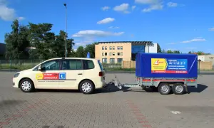Samochód nauki jazdy z przyczepą, gotowy do egzaminu na prawo jazdy kategorii B+E. Kod 96 na przyczepie.