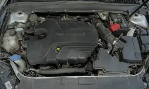 Silnik Duratorq TDCI w Fordzie Mondeo MK4. Widoczny akumulator, zbiornik płynu chłodniczego i elementy układu dolotowego.