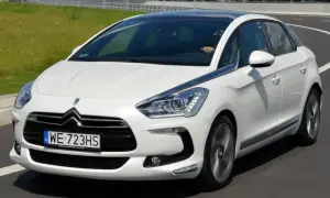 Biały Citroen DS5 na drodze. Wiele osób szuka **Citroen DS5 opinie** przed zakupem.