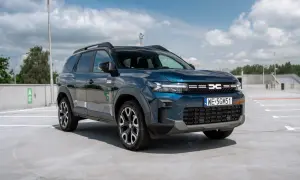 Dacia Bigster w ciemnoniebieskim kolorze, zaparkowany na dachu parkingu. Dostępne silniki i detale nadwozia.