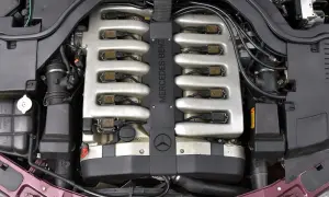 Silnik V12 Mercedes-Benz z dwoma rzędami cewek zapłonowych i kolektorami dolotowymi.