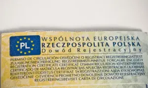 Fragment dowodu rejestracyjnego z napisem "Wspólnota Europejska Rzeczpospolita Polska Dowód Rejestracyjny". Widoczny symbol PL.