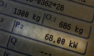 Dane techniczne pojazdu: masa 1300 kg, moc 68 kW. To są jego konie mechaniczne.
