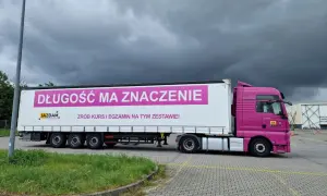 Różowa ciężarówka z napisem "Długość ma znaczenie. Zrób kurs i egzamin na tym zestawie!" zachęca do zdobycia prawa jazdy kategorii C+E.