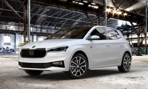 Biała Skoda Fabia Monte Carlo z czarnym dachem i felgami stoi w opuszczonej hali przemysłowej z graffiti.