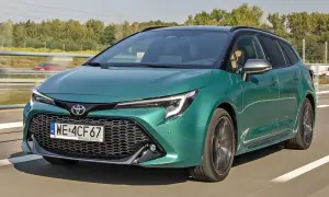 Zielona Toyota Corolla kombi w ruchu. Sprawdź aktualną toyota corolla cena i wybierz swój wymarzony model.