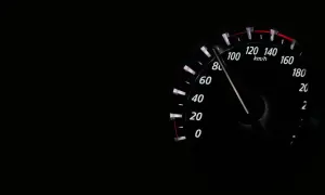 Prędkościomierz pokazuje 100 km/h. To przekroczenie prędkości o 20 km/h ponad dopuszczalną normę.