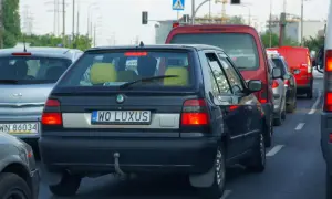 Korek uliczny, gdzie widać samochody z indywidualnymi tablicami rejestracyjnymi, np. "WO LUXUS".