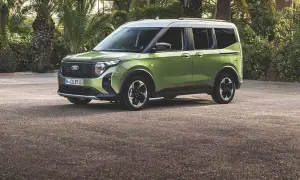 Nowy zielony Ford Tourneo Connect, jeden z wielu ciekawych ford modele, zaparkowany na tle palm.