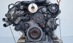 Silnik 3.0 TDI z widocznym paskiem rozrządu i kołami pasowymi. Gotowy do montażu w Twoim aucie.