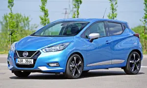 Błękitny Nissan Micra, jeden z popularnych nissan modele, zaparkowany na zewnątrz.