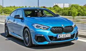 Niebieskie BMW 2 Gran Coupe pędzi autostradą. Kierowca skupiony na drodze.