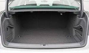 Pusty bagażnik Audi A4, gotowy na podróż. Poznaj jego praktyczne audi a4 wymiary i pojemność.
