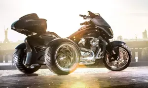 Stylowe motocykle trójkołowe na kat B. Błyszczące, czarne, z chromowanymi felgami, gotowe na podbój miasta.